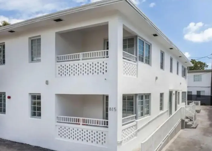 South Beach 2 Bedroom Family & Pet Friendly Apartment With Balcony & Free Parking Miami Beach