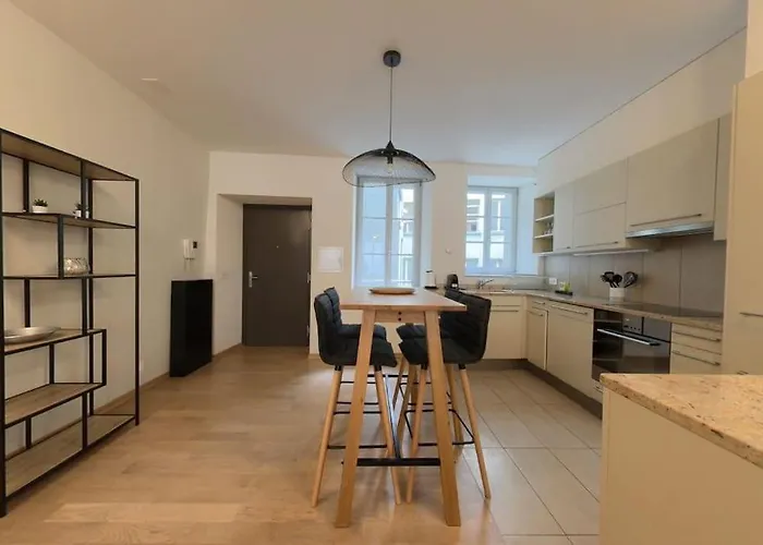 Charming 2-Bedroom Apartment In The Heart Of Lausanne Rsf2