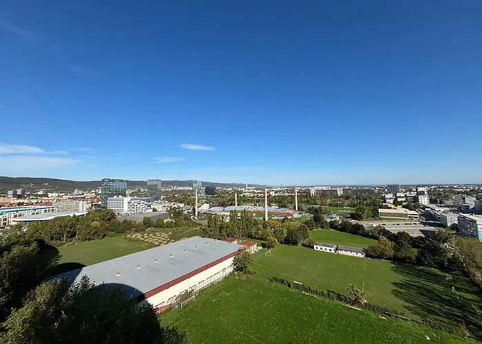 Ferienwohnung Three Towers With Beautiful View And Parking! Pressburg