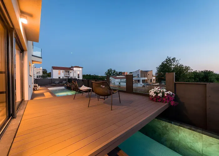 Noble Strandnahe Villa Mit Meerblick, Privatpool, Gym, Nur 700 Meter Zum Strand Poreč