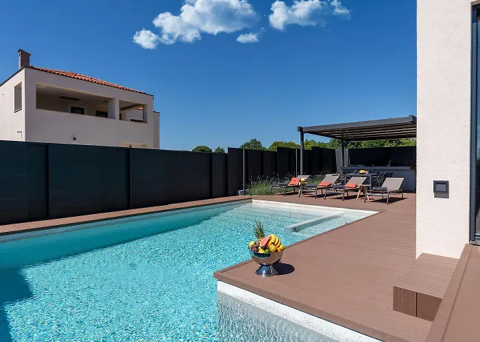 Noble Strandnahe Villa Mit Meerblick, Privatpool, Gym, Nur 700 Meter Zum Strand Poreč