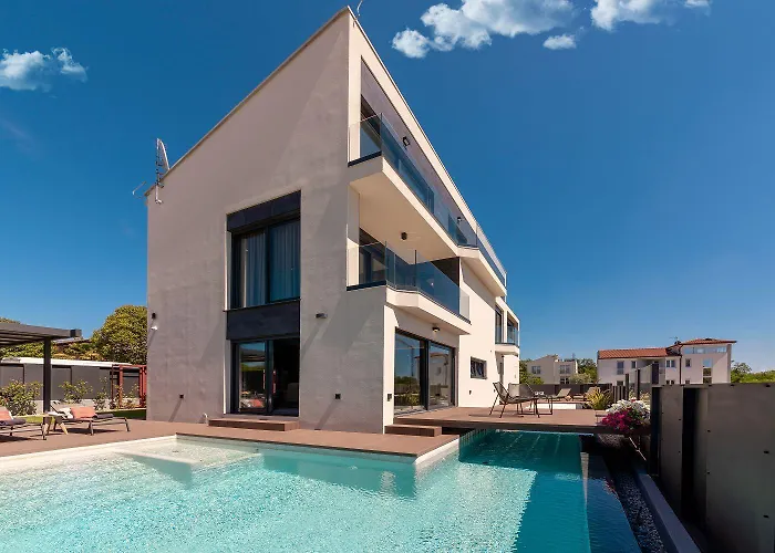 Noble Strandnahe Villa Mit Meerblick, Privatpool, Gym, Nur 700 Meter Zum Strand Poreč
