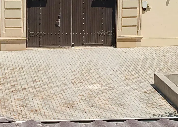 Spacious 4-Bed Country Getaway Home Baku