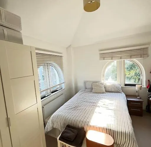 Charming Canal-Side Flat Near Iconic Portobello Rd London