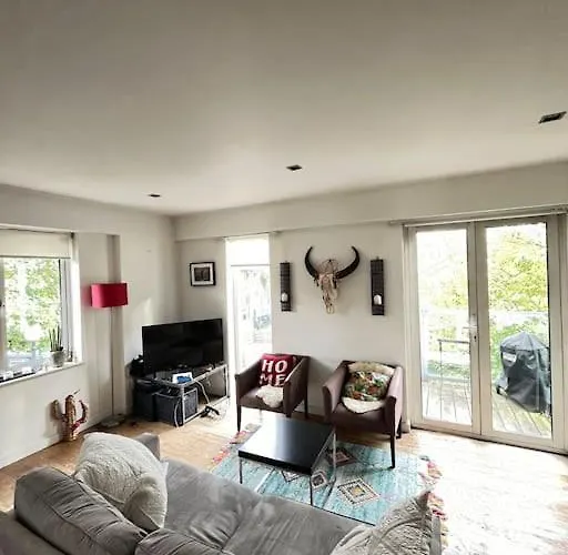 Charming Canal-Side Flat Near Iconic Portobello Rd London