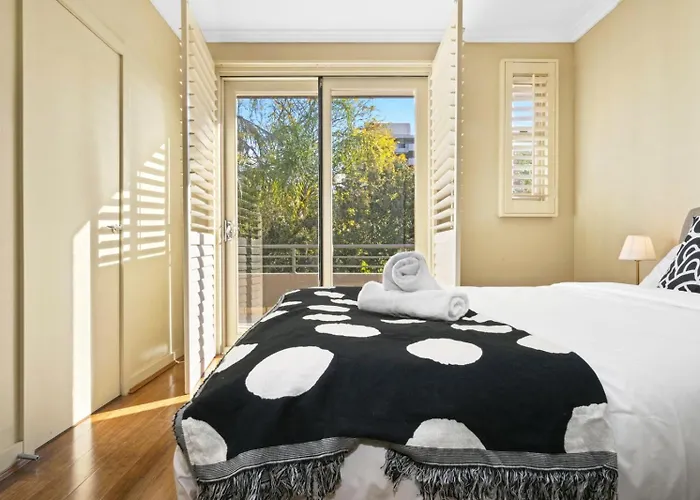 Family 3Br 2-Level Home At Central Chatswood Sydney