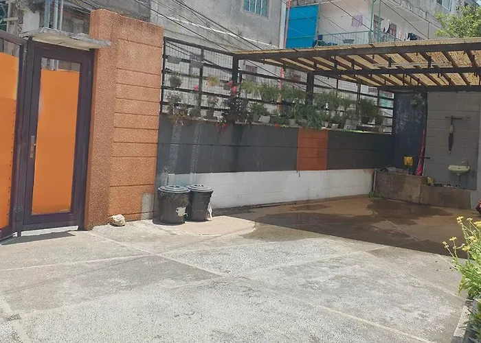 Bombshelter Homestay - Orange Room - Baguio City