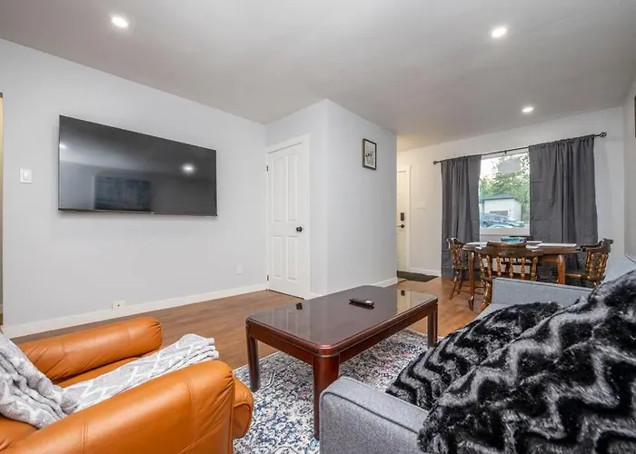 Highland Park Upper Suite YYC