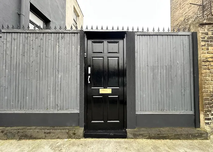 Ferienwohnung Modern Flat With King Bed, Garden & Outdoor Dining London
