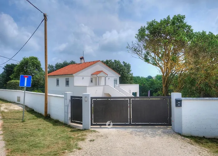 Apartment In Valtura With Family-Friendly Yard Pula