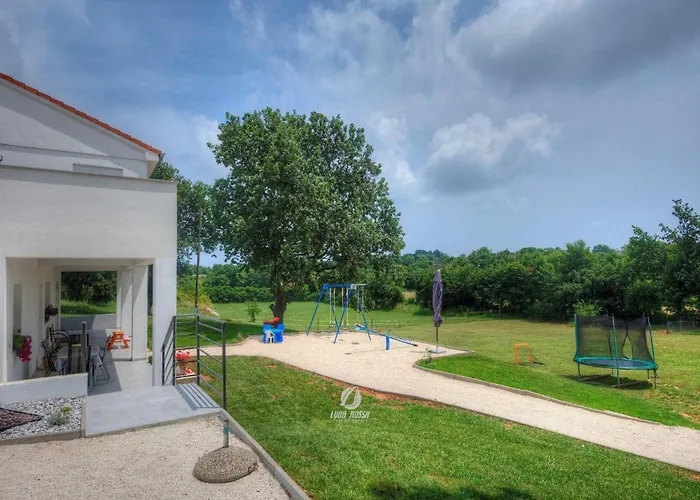 Apartment In Valtura With Family-Friendly Yard Pula