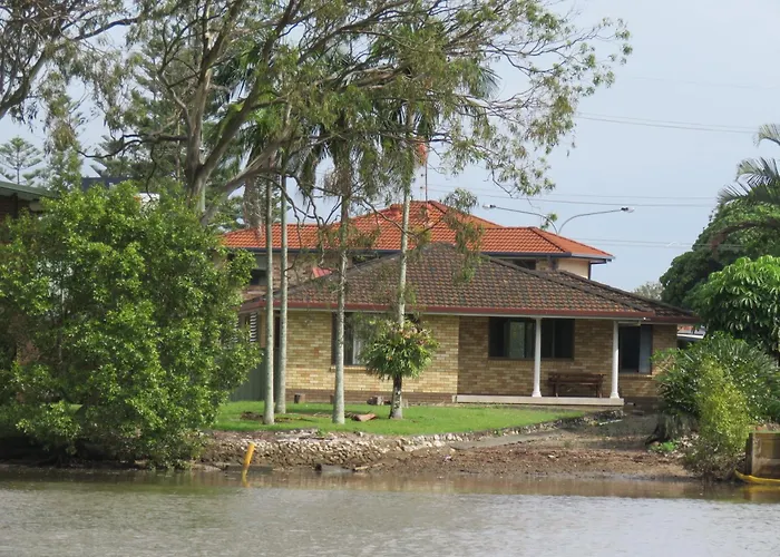 Waterfront House In Currumbin Gold Coast