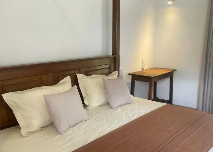 Hotel Pearl Gardens Midigama East