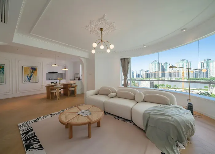 Ferienwohnung Eastern Hub - Bund Branch Simply Luxurious 4 King Beds, Big French Windows with Bund Views Shanghai