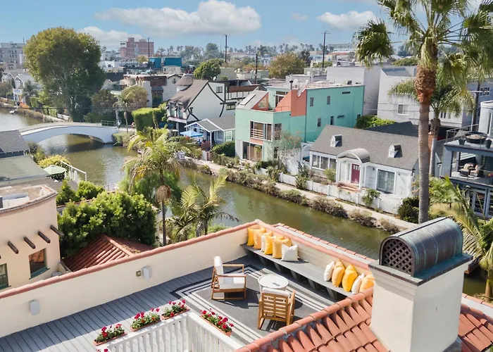 The Canal Escape - Canal-Front Italian Villa Los Angeles