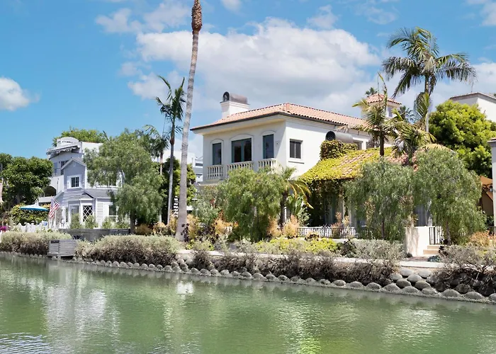 The Canal Escape - Canal-Front Italian Villa Los Angeles