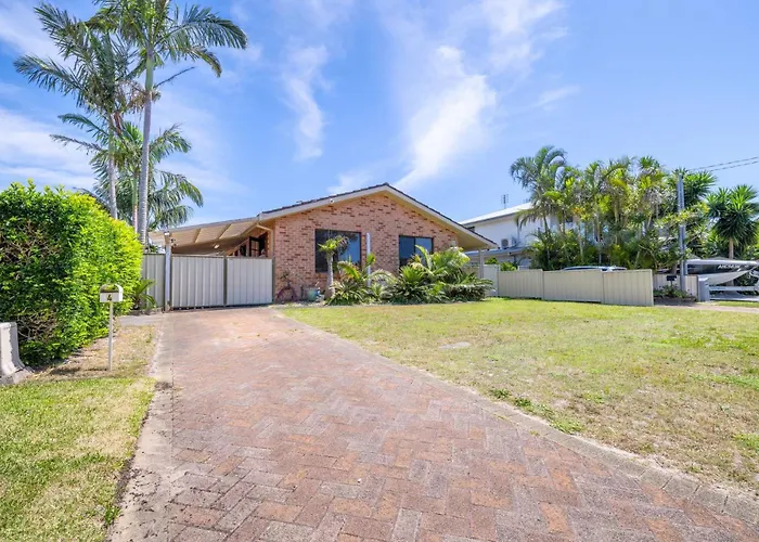 Villa 4 Gilchrist Rd - Pet Friendly, Air Con, Wi-Fi Salamander Bay