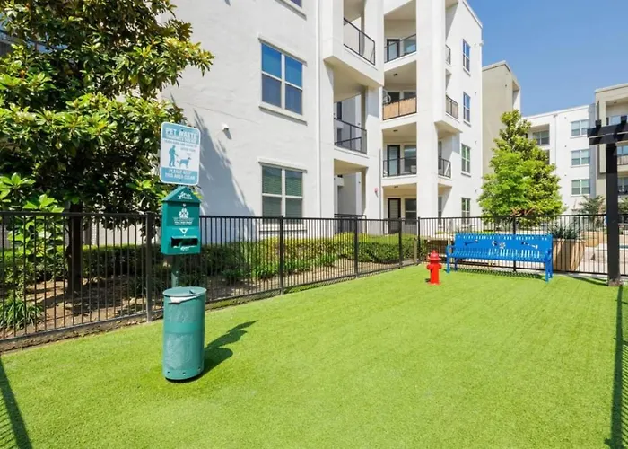 Nice 2Br I Pool I Gym I Free Parking I Workspace Dallas