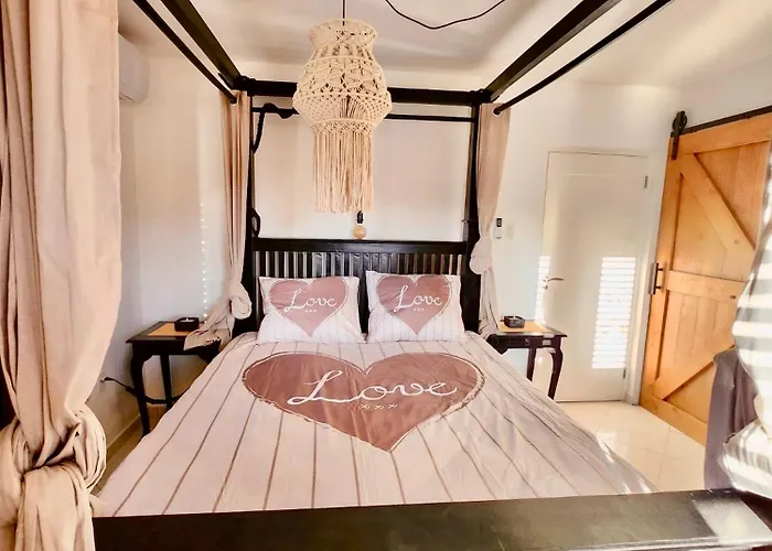 Private Villa With 4 Bedrooms And 3 Bathrooms Willemstad