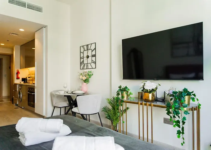 Studio Next Dubai Mall With Pool