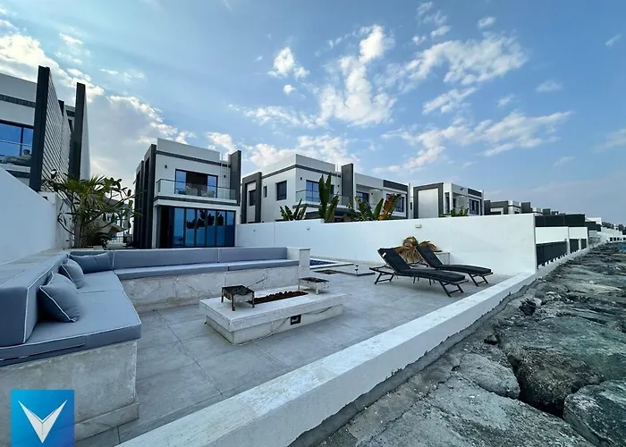 3Br Modern Seashore Private Villa With Swimming Pool Fudschaira