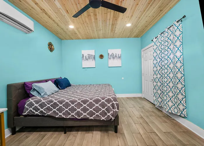 Modern Studio Retreat with King Bed, Full Kitchen&Free Park Houston
