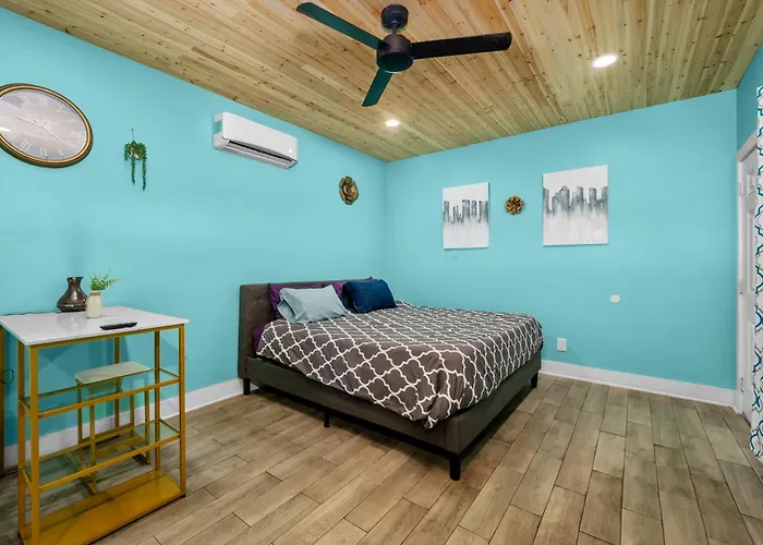 Modern Studio Retreat with King Bed, Full Kitchen&Free Park Houston
