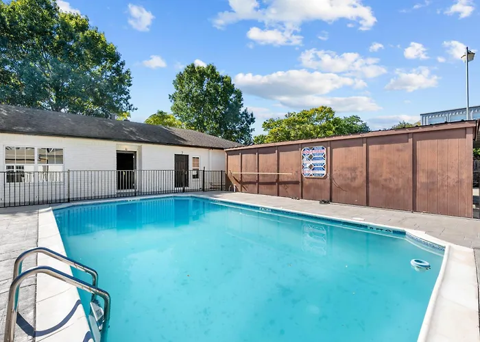 Modern Studio Retreat with King Bed, Full Kitchen&Free Park Houston