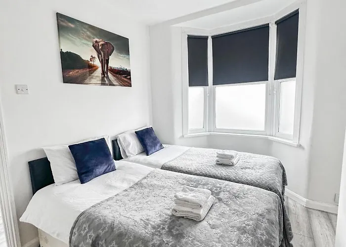 Stratford 3 Bed Garden Home By Dluxoria Short Lets & Serviced Accommodation Greater London