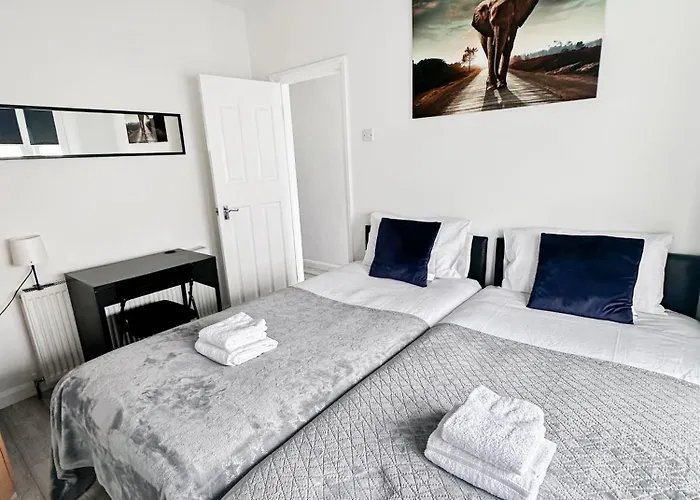 Stratford 3 Bed Garden Home By Dluxoria Short Lets & Serviced Accommodation Greater London
