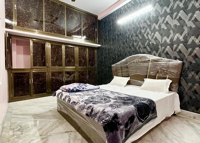 Trilok P Guest House - Dashashwamedh Ghat Near Kashi Vishwanath Temple Varanasi