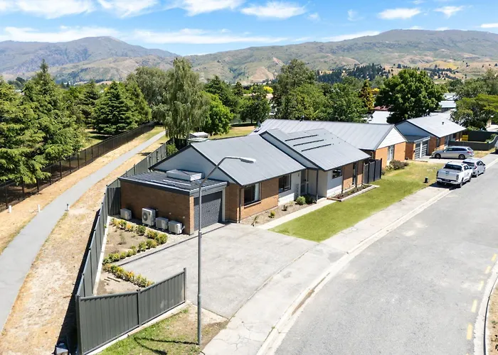 Family Holiday Home And Spa In Sunny Cromwell