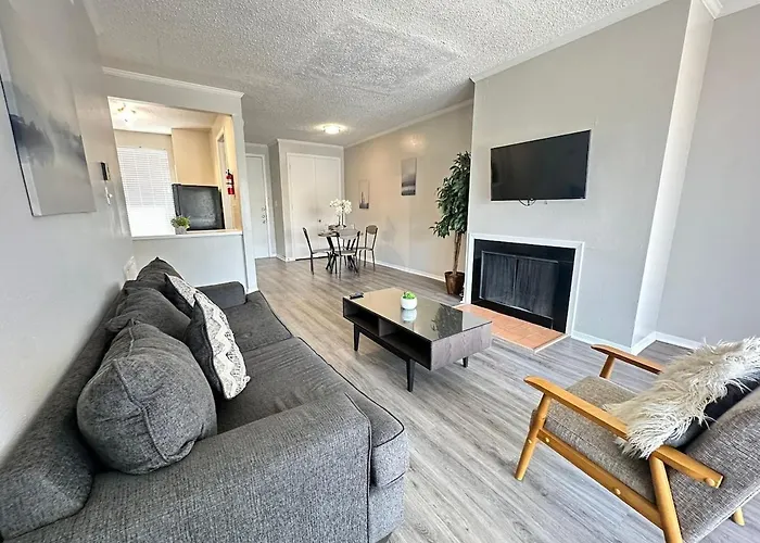 Modern & Stylish Apartment Space In The Heart Of Bay Area Houston