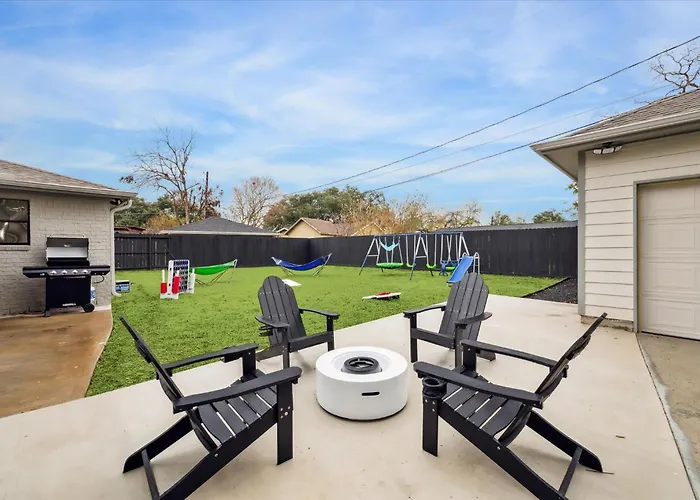 Luxury 4Bd 2Ba W Hot-Tub & Cinema Room - 14 Guest Houston