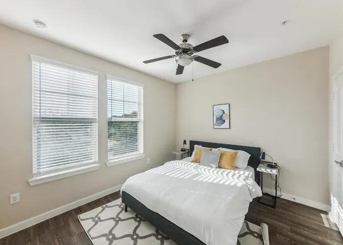 Modern Design I 2Bd2Bth I Properties By Preston Houston