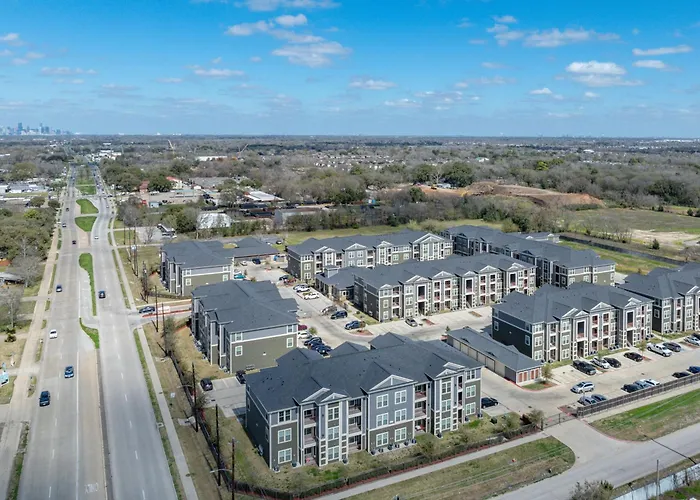 Modern Design I 2Bd2Bth I Properties By Preston Houston