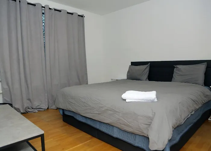 5-Bed-Rooms House With Jacuzzi, Free Parking, And 2 Toilets-Bath In Malmoe
