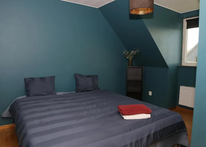 5-Bed-Rooms House With Jacuzzi, Free Parking, And 2 Toilets-Bath In Malmoe