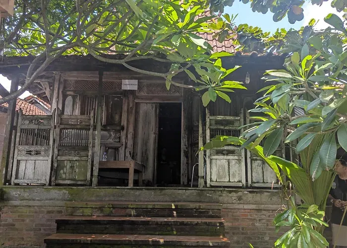 Cafe De Paris Homestay Girijati
