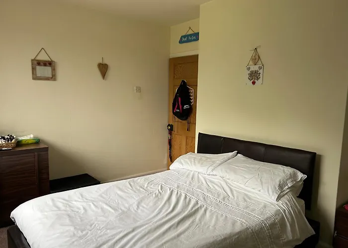 Villa 6Guests-Parking-PetsOK-FamilyFriendly-Garden Manchester
