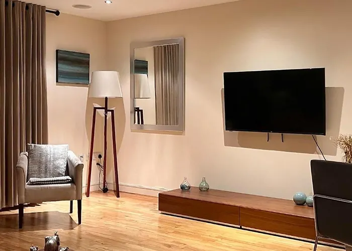 Comfortable & Well-Located 2 Bed Apartment In Chelsea London
