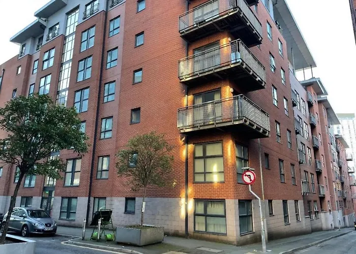 Spacious Central Penthouse Apartment With Parking Manchester