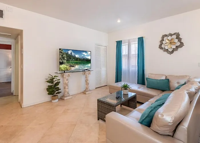 Spacious 2Br Apartment With Full Kitchen & Dining In Beverly Hills Los Angeles