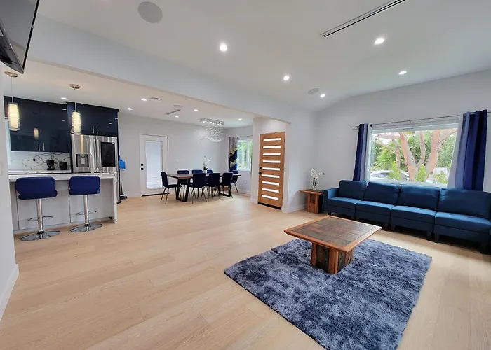 Modern Luxury 3 Bedroom Home Next To La Cienega Plaza With Parking, Wifi, Tv, Bbq 10 Minutes To Rodeo Drive Los Angeles
