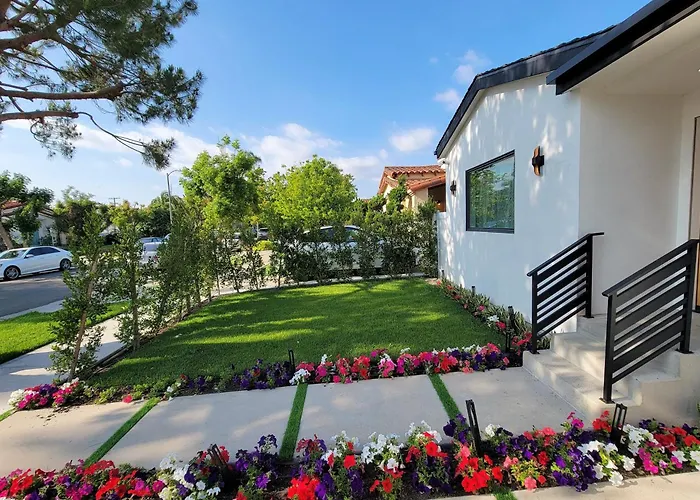 Modern Luxury 3 Bedroom Home Next To La Cienega Plaza With Parking, Wifi, Tv, Bbq 10 Minutes To Rodeo Drive Los Angeles