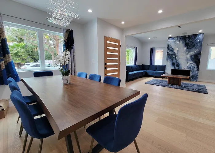 Modern Luxury 3 Bedroom Home Next To La Cienega Plaza With Parking, Wifi, Tv, Bbq 10 Minutes To Rodeo Drive Los Angeles