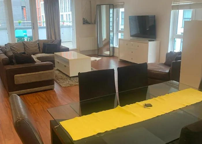 Spacious Central Penthouse Apartment With Parking Manchester