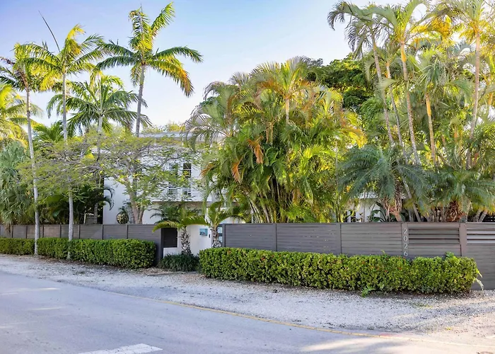 New Hidden Oasis- Waterfall Pool Close To Beach Key West