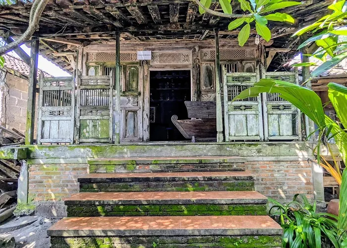 Cafe De Paris Homestay Girijati