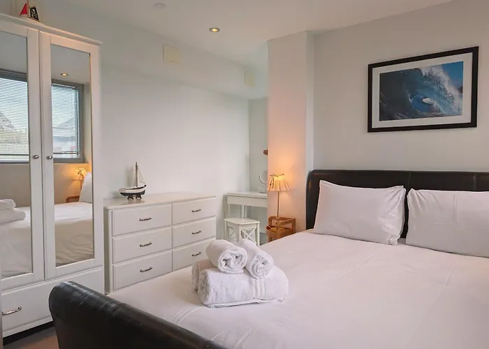 Ferienwohnung Newquay Oceanfront Town Pad With Atlantic Views